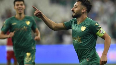 Esenler Erokspor müsabakasında sakatlanan Bursasapor'un tecrübeli kaptanı Enver Cenk Şahin,