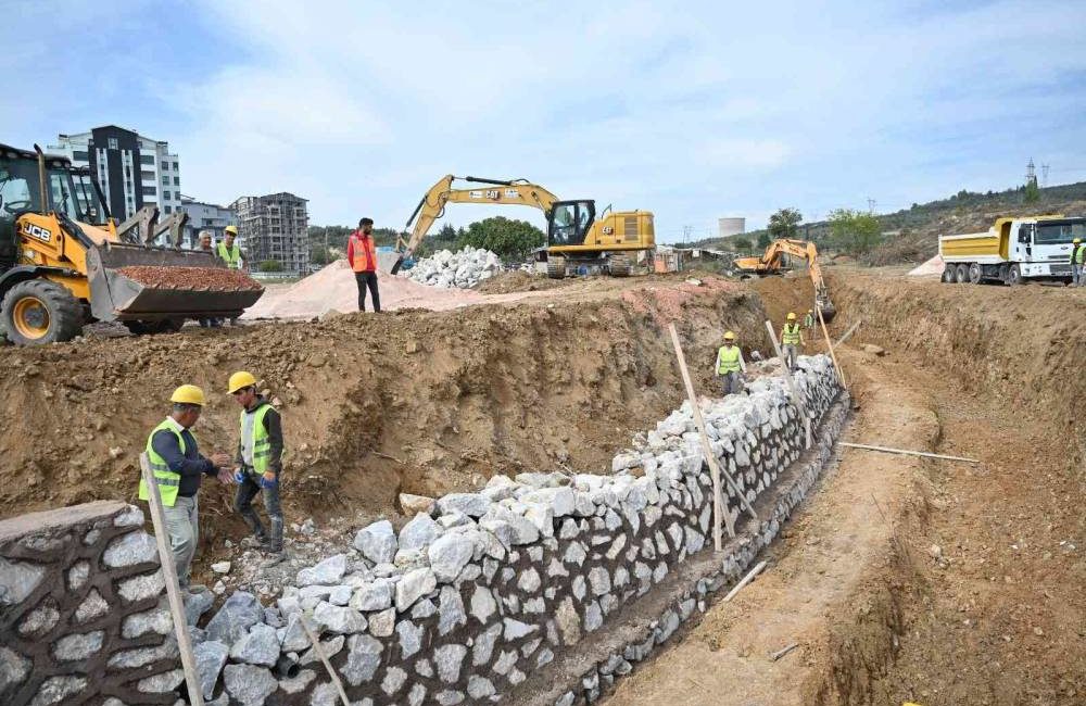 Bursa’da dere yatakları kışa hazırlanıyor Bursa Büyükşehir Belediyesi, muhtemel su baskınlarının önüne geçmek için "Akçaköy