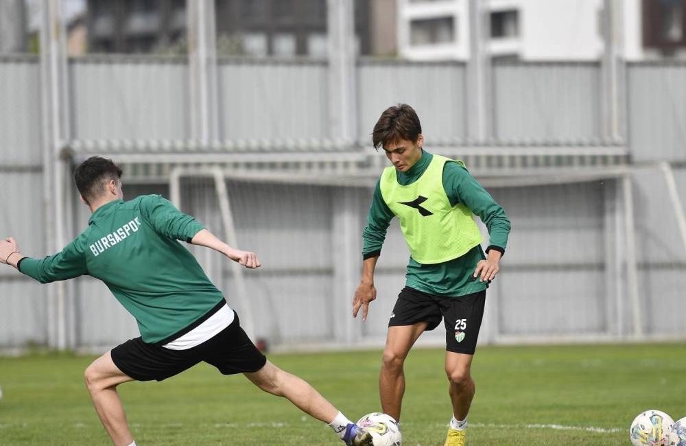 Bursaspor, Bayburt Özel İdare Spor maçına hazırlanıyor TFF 2'nci Lig Beyaz Grup'ta mücadele eden Bursaspor, ligin 10'uncu