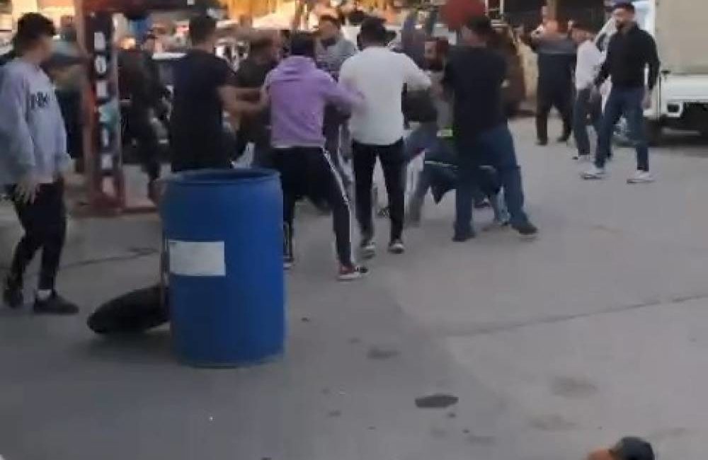 Bursa’da birbirine giren pazarcıları polis ayırdı Bursa’nın Osmangazi ilçesindeki bir pazar alanında, esnaflar arasında meydana gelen