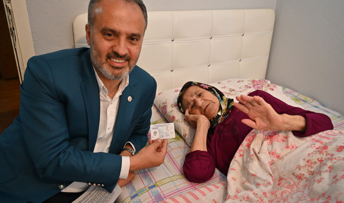 Aktaş, 118 yaşındaki Saadet nineyi ziyaret etti Bursa Büyükşehir Belediye Başkanı Alinur Aktaş, 118 yaşındaki Saadet Al'ı