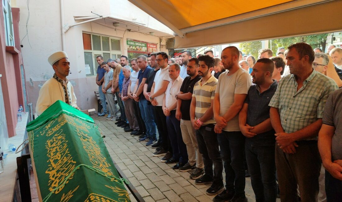 Bursa’da minik Beril gözyaşlarıyla defnedildi Bursa'da lösemi tedavisi görürken yaşamını yitiren 9 yaşındaki Beril Oskay