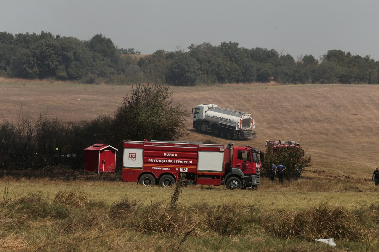 Bursa’nın Nilüfer ilçesinde anızda başlayan yangın ormanlık alana sıçradı.