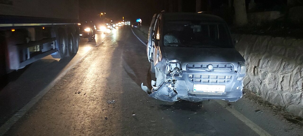 Bursa'nın İznik ilçesinde, otomobille çarpışan motosikletin sürücüsü ağır yaralandı.