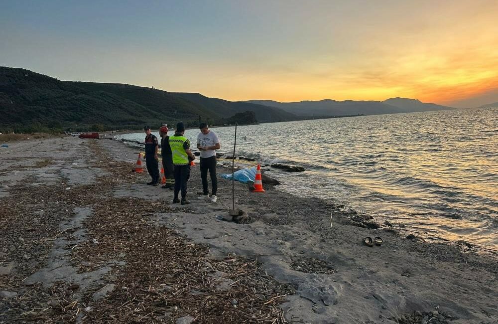 İznik Gölü’nde kaybolan yüzme hakemi için arama çalışması başlatıldı Bursa'nın İznik ilçesinde, yüzmek için girdiği gölde kaybolan yüzme hakemi