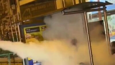 Bursa'nın Osmangazi ilçesinde, bir kamyonetin arkasında oturan şüpheli, otobüs durağında