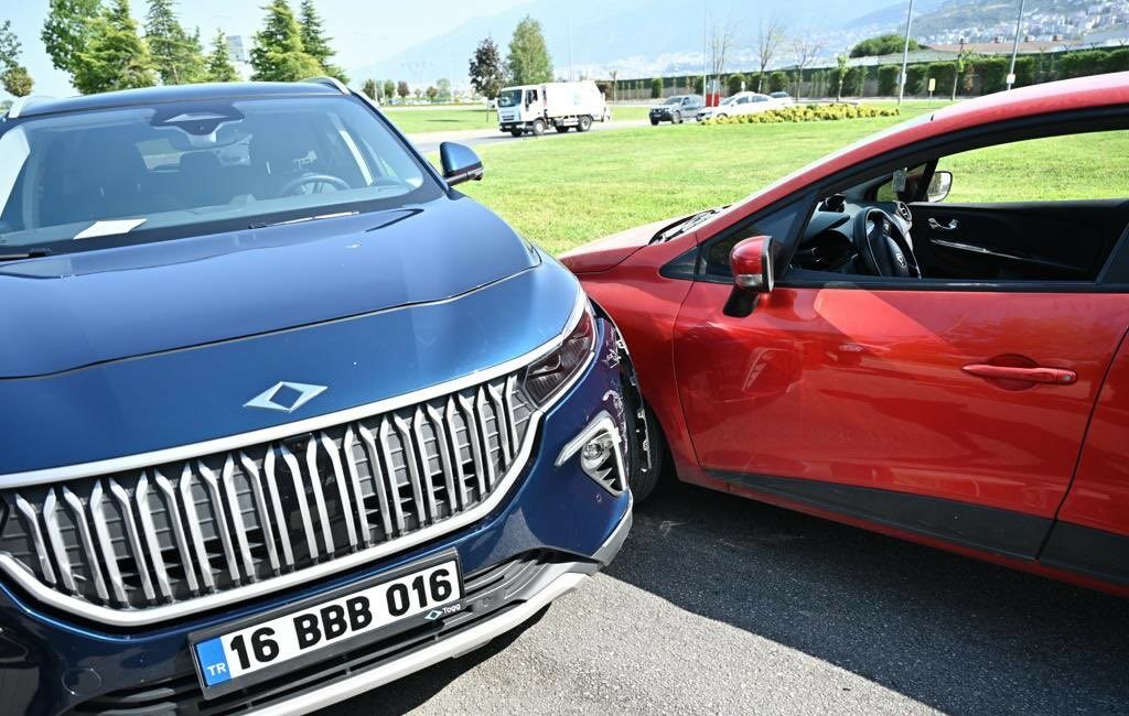 Bursa Büyükşehir Belediye Başkanı Alinur Aktaş’ın TOGG’u kaza yaptı Bursa Büyükşehir Belediye Başkanı Alinur Aktaş'ın TOGG'u kaza yaptı.