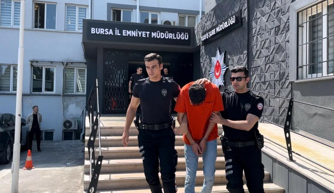 Bursa’da şehir mangadaları adliyeye sevk edildi Bursa Emniyet Müdürlüğü ekiplerince gerçekleştirilen operasyonlarda gözaltına alınan şehir magandaları,