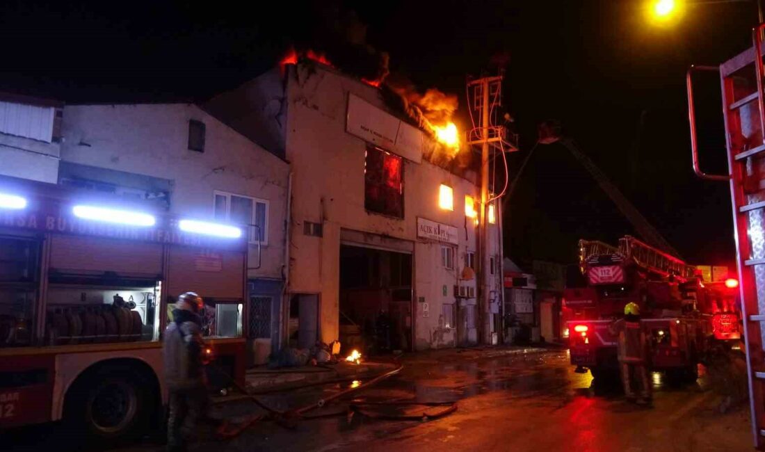 Bursa’da ahşap kapı fabrikasında büyük yangın Bursa’nın Osmangazi ilçesinde ahşap kapı üreten fabrikada çıkan yangın korku