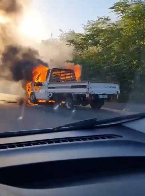 Arıza yapan kamyonet alev alev yandı BURSA’DA SEYİR HALİNDEKİ BİR KAMYONET ARIZA SONUCU ALEV ALDI. HIZLA