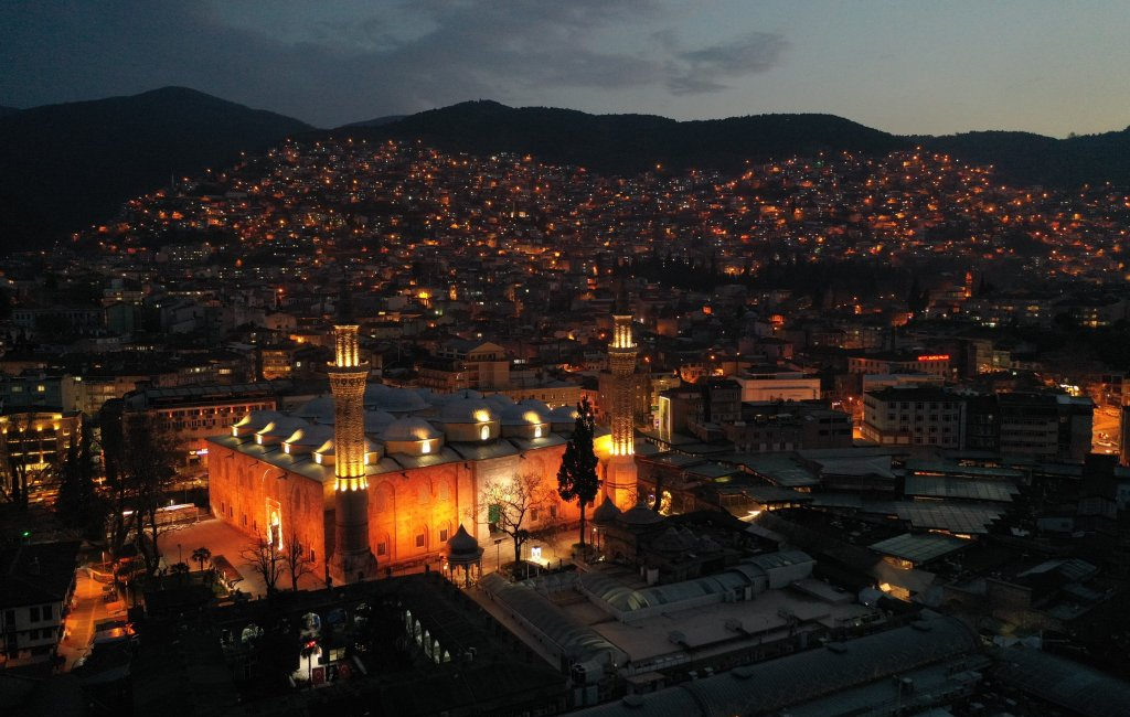 Asırlara meydan okuyan mekan: Bursa Ulu Camii Osmangazi ilçesi Atatürk Caddesi'nde bulunan ve yapımı 1400 yılında tamamlanan