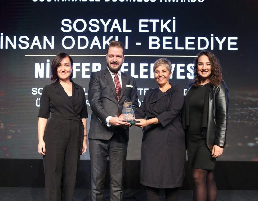 Atölye Nilüfer “Sürdürülebilir İş Ödülü”ne layık görüldü “Sosyal Etki” kategorisinde verilen ödülü Nilüfer Belediyesi Başkan Vekili Yalçın