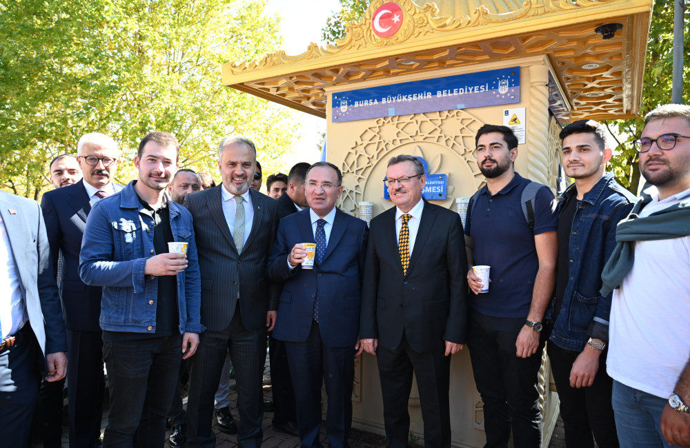 Bakan Bozdağ Bursa’da çeşmeden çorba içti Adalet Bakanı Bekir Bozdağ, Bursa Büyükşehir Belediyesi tarafından Uludağ Üniversitesi