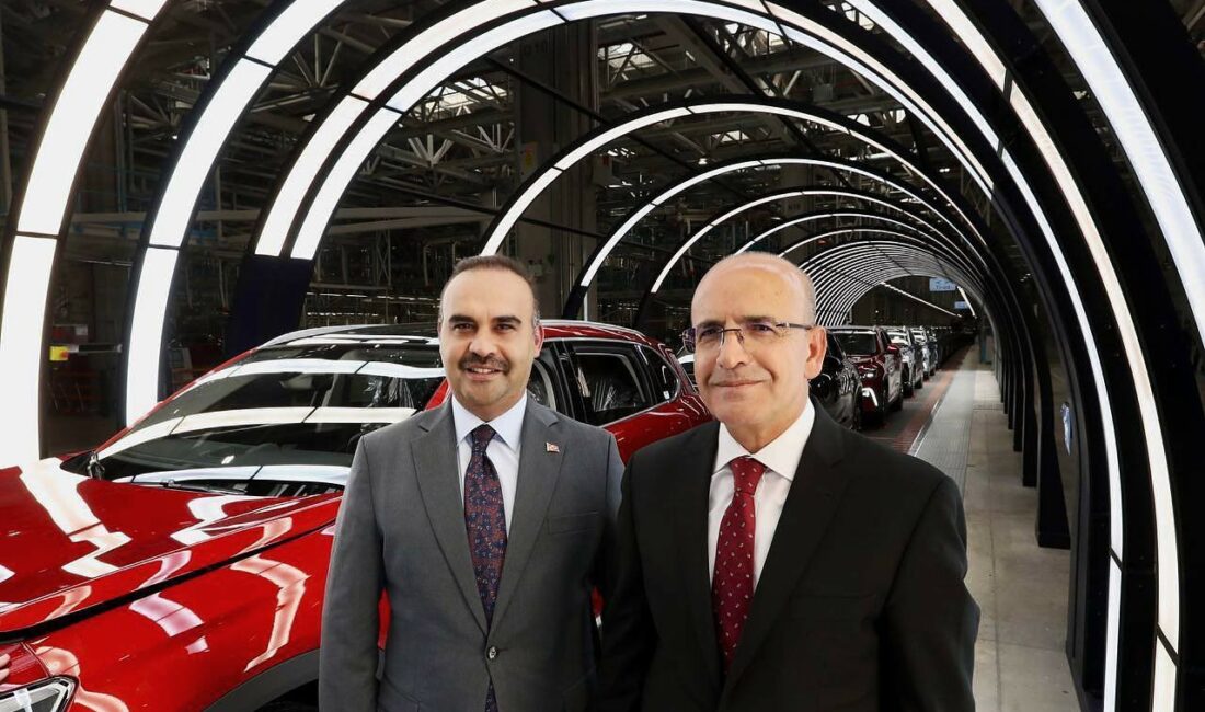 Bakanlar TOGG tesislerini gezdi SANAYİ VE TEKNOLOJİ BAKANI FATİH KACIR, BERABERİNDE HAZİNE VE MALİYE