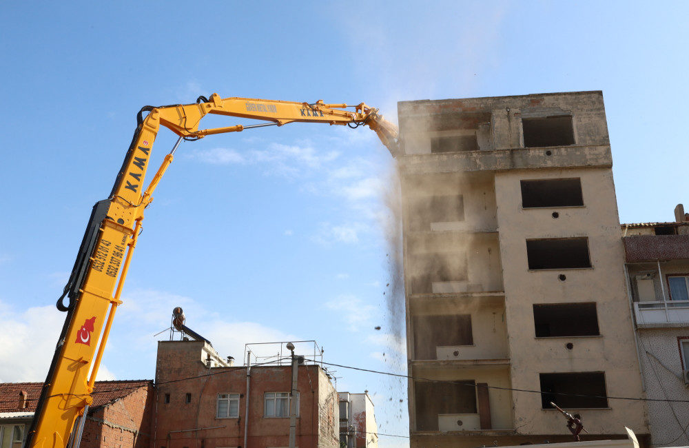 Bursa Büyükşehir Belediyesi İstanbul Caddesini dönüştürüyor Bursa Büyükşehir Belediyesi, ayrıcalıklı kentsel dönüşüm projesiyle İstanbul Caddesi’nde yıkım