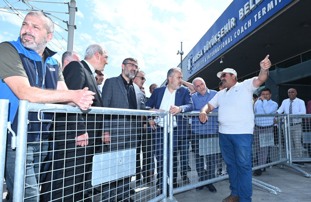 Bursa terminalinin çöken çatısı onarılıyor Bursa'da, şiddetli sel ve fırtına nedeniyle çöken Bursa Büyükşehir Belediyesi