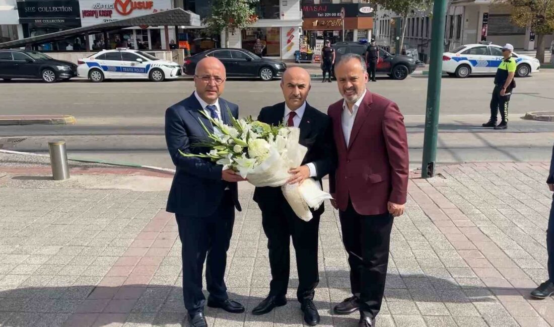 Yeni Bursa Valisi Demirtaş göreve başladı Bursa Valisi Mahmut Demirtaş, törenle karşılandı.