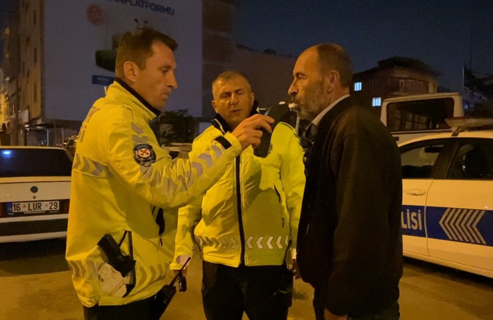 Bursa’da 5’inci kez alkolden yakalandı, aracında takma dişlerini aradı Bursa'nın İnegöl ilçesinde, 5'inci kez alkollü araç kullanmaktan yakalanan sürücü,