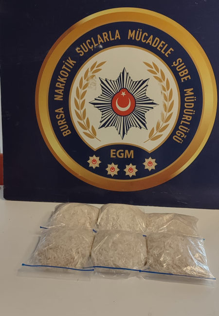 Bursa’da 5 kilo 800 gram metanfetamin ele geçirildi Bursa'nın Gemlik ilçesinde gerçekleştirilen uyuşturucu operasyonunda 5 kilo 800 gram