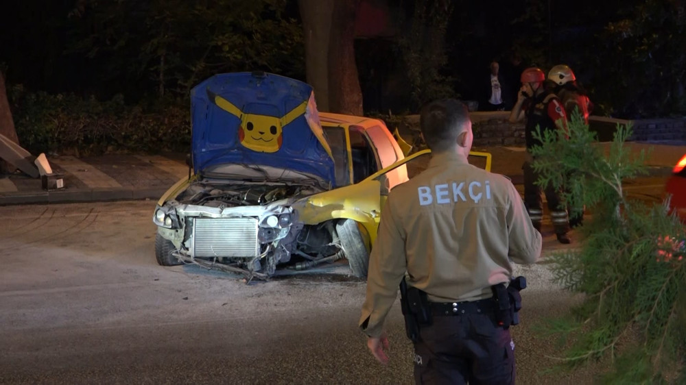 Bursa'da ağaca çarpan sürücü otomobilden fırladı