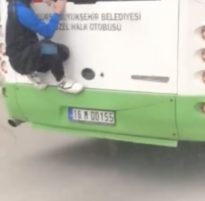 Bursa’da akıllara durgunluk veren yolculuk Bursa'nın Osmangazi ilçesinde, bir gencin halk otobüsün arkasına tutunarak yolculuk