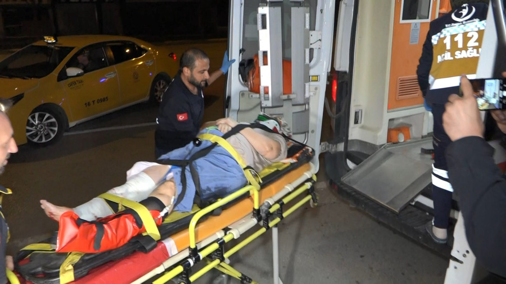 Bursa'da ambulans yoldan geçmeye çalışan kadına çarptı