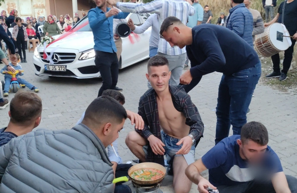 Bursa’da arkadaşları damada yapmadığını bırakmadı Bursa'nın Mudanya ilçesinde, evlenen bir kişinin kıyafetlerini yırtan arkadaşları ona