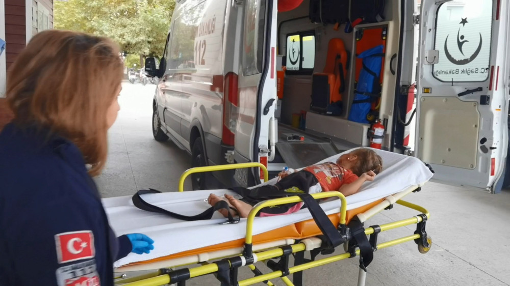 Bursa'da babasının kullandığı traktörün ezdiği kız ağır yaralandı