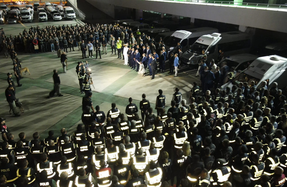 Bursa’da bakan Soylu’nun katılımıyla dev operasyon Bursa'da sabaha karşı gerçekleştirilen uyuşturucu satıcılarına yönelik "kökünü kurutma" operasyonunda