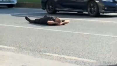 Bursa'nın Orhangazi ilçesinde bir kişi, şehirler arası karayolunda asfalta yattı.