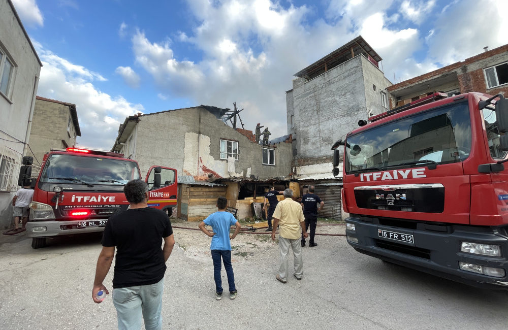 Bursa'nın Osmangazi ilçesindeki iki katlı bir binada çıkan yangın itfaiye