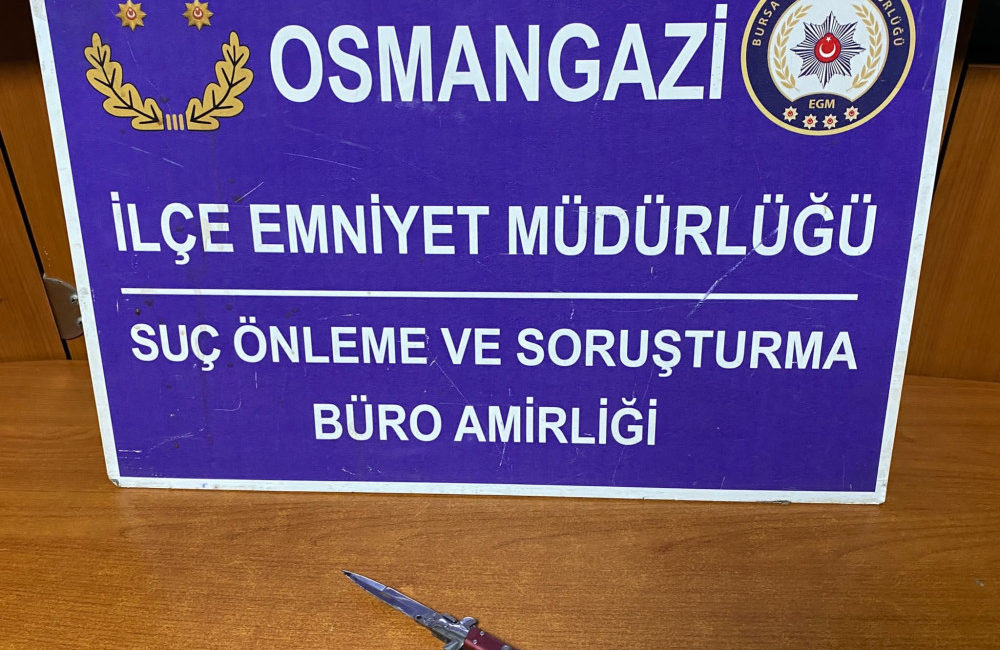 Bursa’da bir gecede 21 aracın lastiğini kesen şüpheli yakalandı Bursa'nın Osmangazi ilçesinde, aynı mahalledeki 21 aracın lastiğini kesen şüpheli