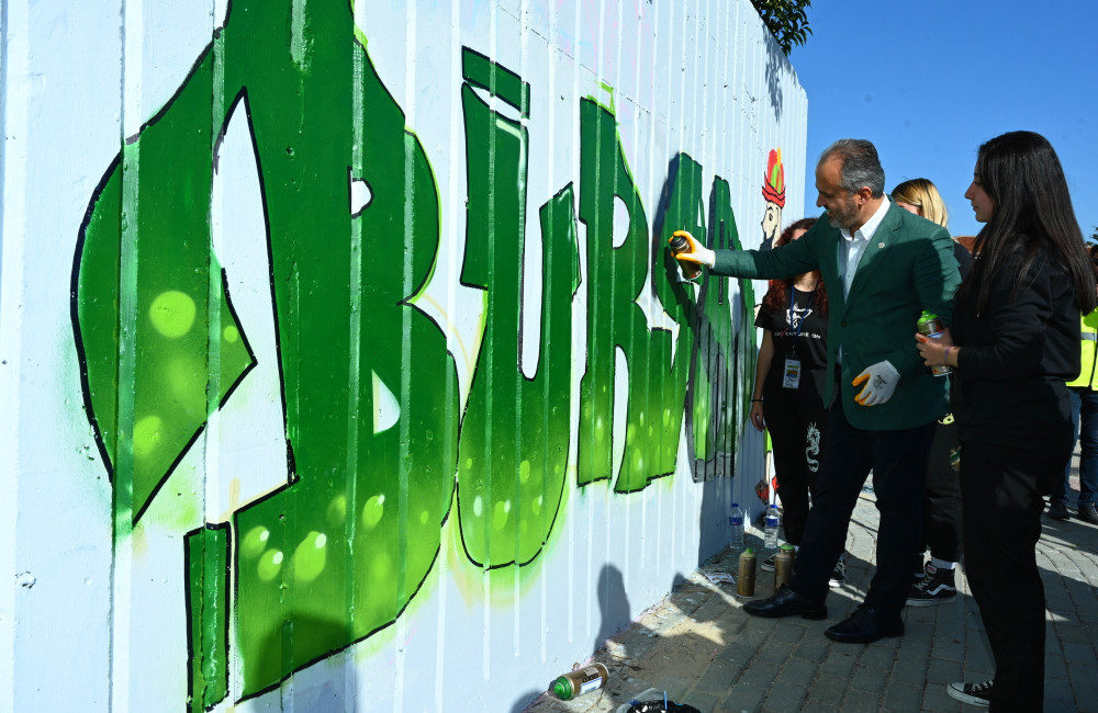 Bursa’da Grafiti Şenliği’ne yoğun ilgi Bursa Büyükşehir Belediyesi tarafından düzenlenen Grafiti Şenliği’nde, Hayvanat Bahçesi duvarları