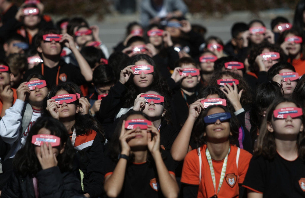 Bursa’da güneş tutulması böyle izlendi Bursa Gökmen Uzay Havacılık Eğitim Merkezi'nde bir araya gelen yüzlerce