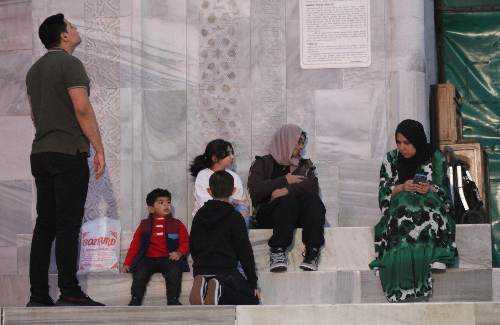Bursa’da hırsızlar turistleri pasaportsuz bıraktı Bursa'ya gezmeye gelen Kuveytli ailenin pasaportlarının da bulunduğu çanta çalındı.