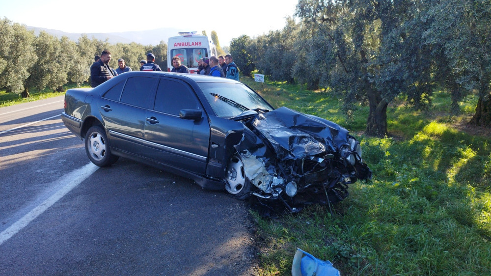 Bursa'da ilaç tankerine çarpan araçtaki 3 kişi yaralandı