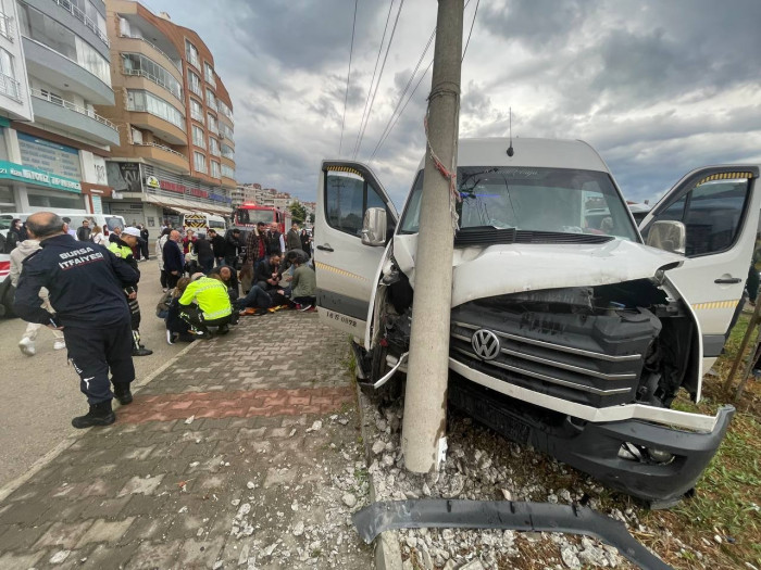 Bursa’da işçi servisi direğe çarptı, çok sayıda yaralı