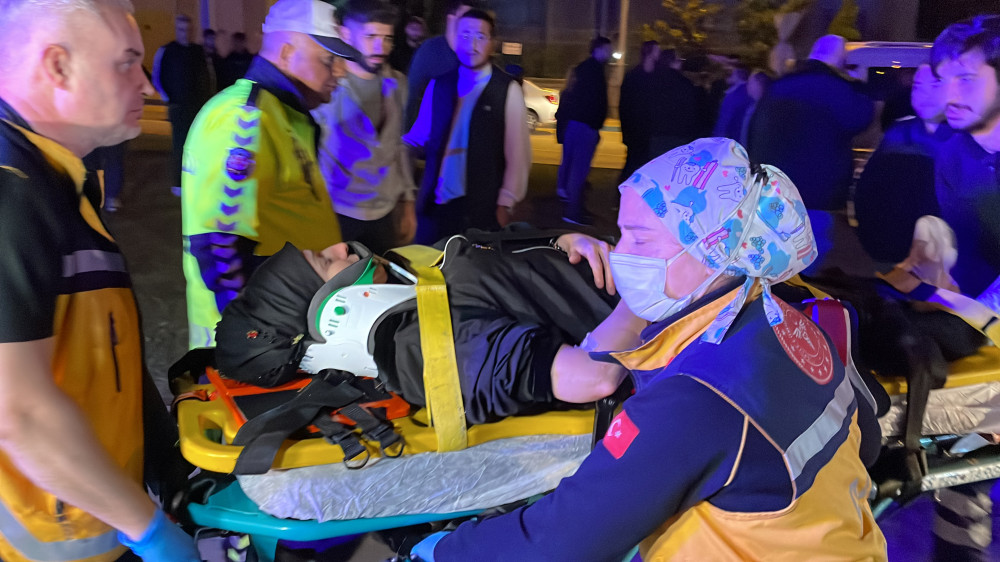 Bursa'da işçi servisi ile kamyonetin karıştığı kazada 4 kişi yaralandı