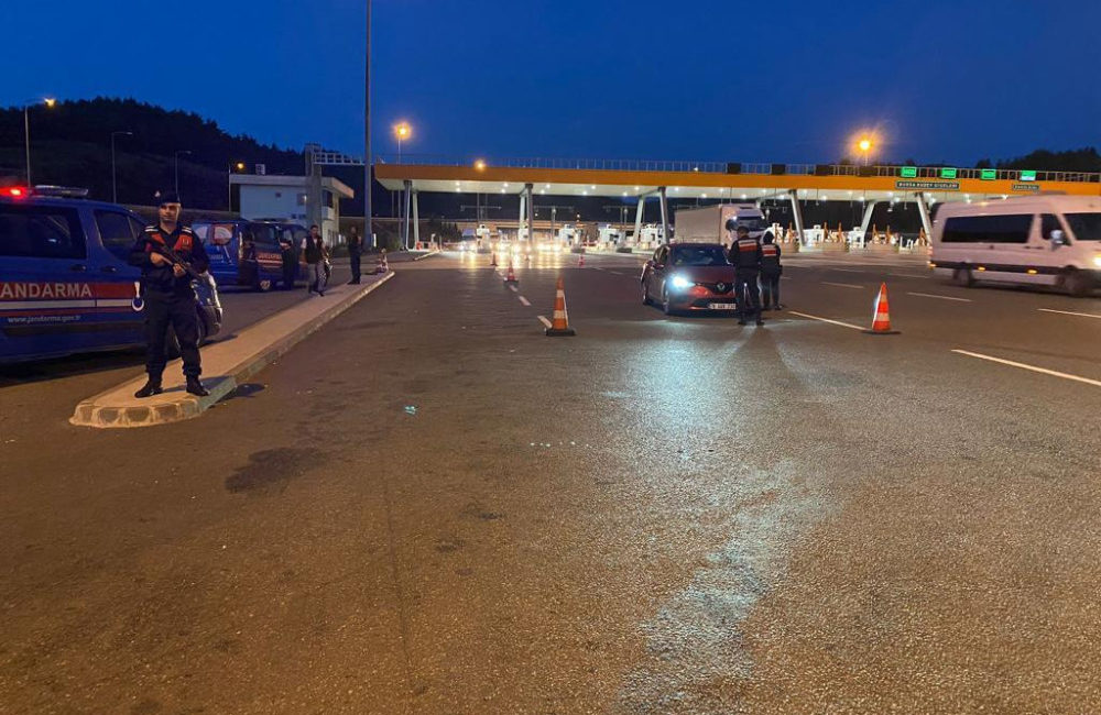 Bursa’da jandarmanın uygulamasında 11 şüpheli yakalandı Bursa Jandarma Komutanlığı ekiplerince, kent genelinde gerçekleştirilen "Huzurlu Sokakla Uygulaması"nda