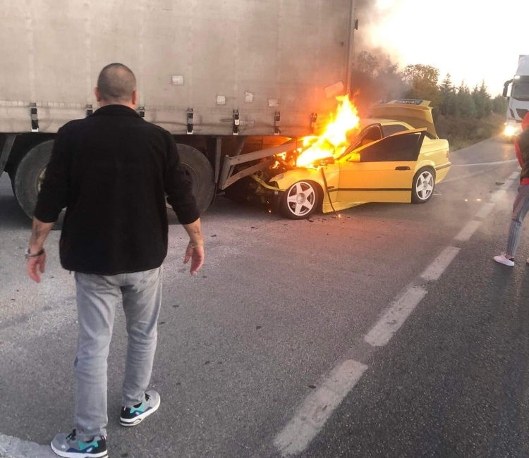 Bursa’da kamyona arkadan çarpan otomobil yandı Bursa'nın Karacabey ilçesinde, seyir halindeki kamyona arkadan çarpan otomobil yanarak