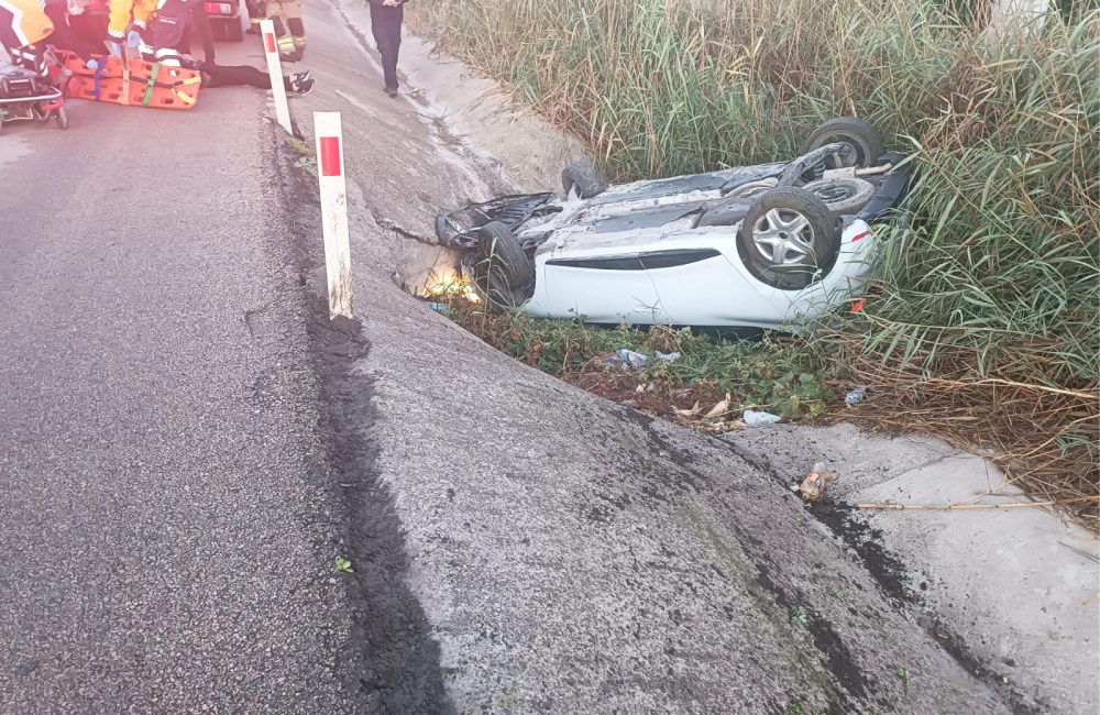 Bursa'nın Karacabey ilçesinde, otomobilin yol kenarındaki sulama kanalına düşmesi sonucu