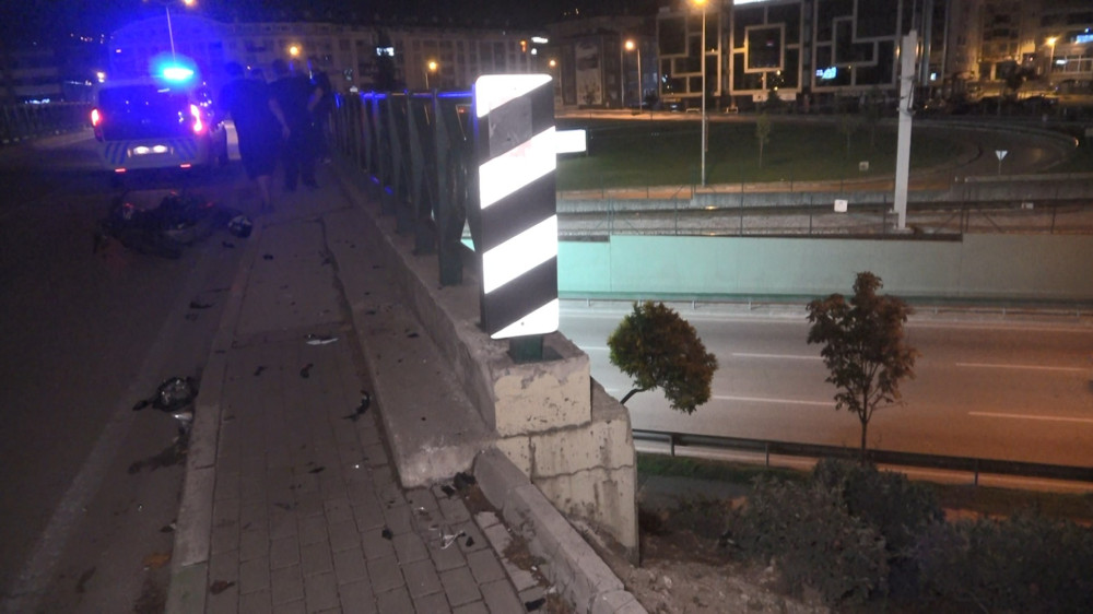 Bursa'da motosiklet sürücüsü köprüden aşağıya uçtu