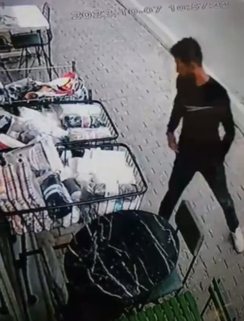 Bursa'nın Osmangazi ilçesinde, bir iş yerinin önünden nevresim takımı çalan