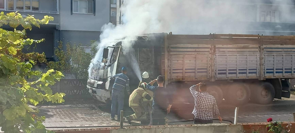 Bursa'da park halindeki kamyon yandı