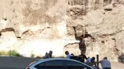 Bursa'nın Osmangazi ilçesinde, 2 grup arasında çıkan kavgada silahlar konuştu.