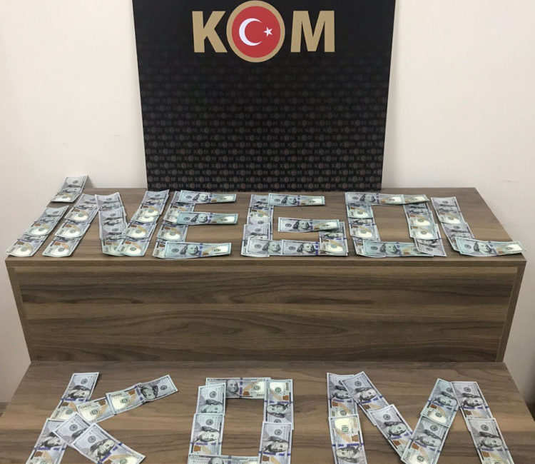 Bursa'nın İnegöl ilçesinde, piyasaya sahte dolar sokmak isterken gözaltına alınan