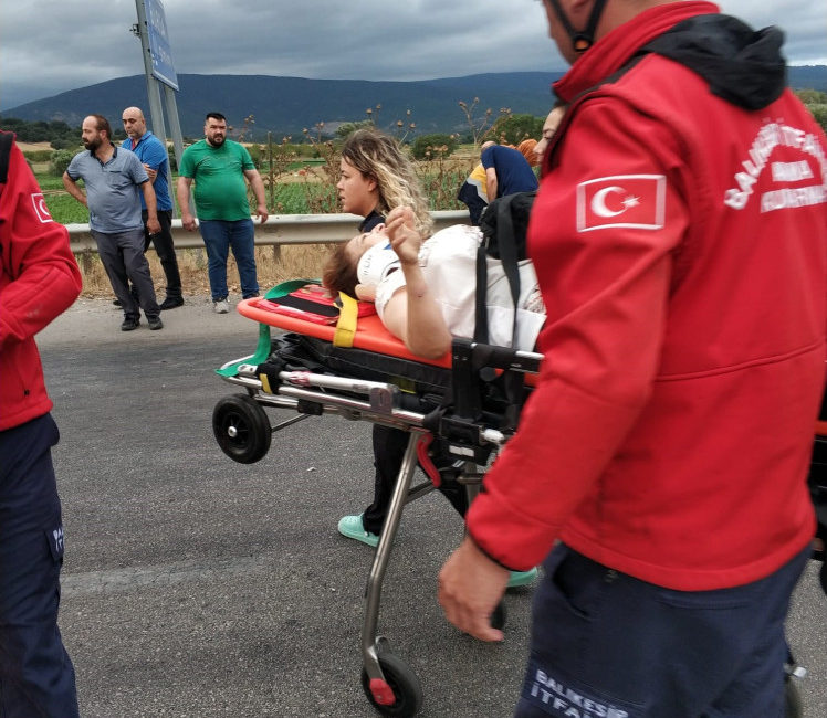 Bursa’da refüje çarpan otomobildeki 3 kişi yaralandı Bursa'nın Mustafakemalpaşa ilçesinde, refüje çarpan otomobilde bulunan 3 kişi yaralandı.