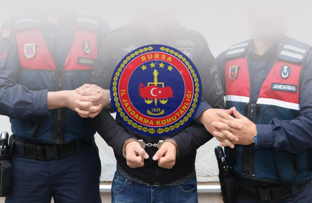 Bursa’da sahte hakim ve savcılar suçüstü yakalandı Bursa’nın Kestel ilçesinde, yaşlı bir kadını dolandırmaya çalışan sahte hakim