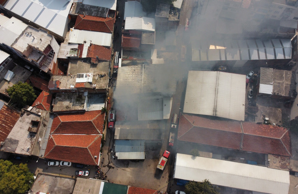 Bursa’da sandalye imalathanesinde büyük yangın Bursa'nın Osmangazi ilçesindeki bir sandalye imalathanesinde çıkan yangın itfaiye ekiplerince