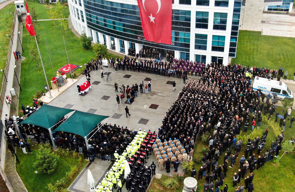 Bursa’da şehit olan polis memuru törenle memleketine uğurlandı Bursa'nın Osmangazi ilçesinde, şiddet gören kadını kurtarmak için balkondan tırmanmak